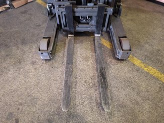 Chariot à mât rétractable UniCarriers UHD-200-DTFVXF-955