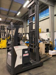 Chariot à mât rétractable UniCarriers UHD-200-DTFVXF-955