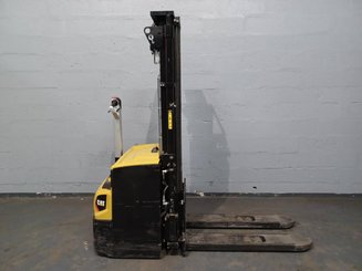 Gerbeur accompagnant Caterpillar NSP16N2