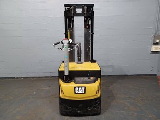 Gerbeur accompagnant Caterpillar NSP16N2