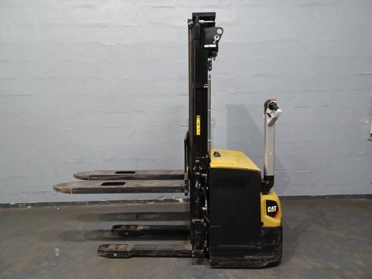 Gerbeur accompagnant Caterpillar NSP16N2