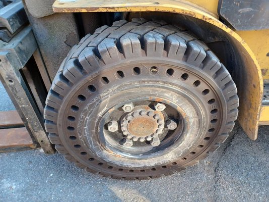 Chariot élévateur frontal 4 roues Caterpillar DP50K2