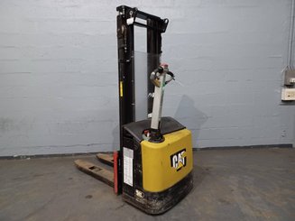Gerbeur accompagnant Caterpillar NSP12N