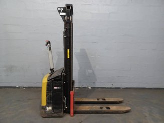 Gerbeur accompagnant Caterpillar NSP12N