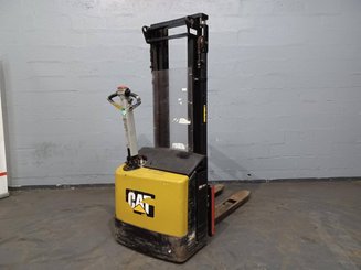Gerbeur accompagnant Caterpillar NSP12N