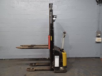 Gerbeur accompagnant Caterpillar NSP12N