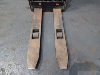 Gerbeur accompagnant Caterpillar NSP12N