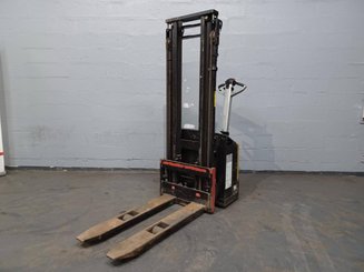 Gerbeur accompagnant Caterpillar NSP12N