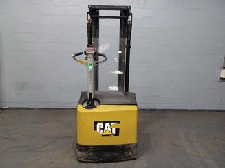Gerbeur accompagnant Caterpillar NSP12N