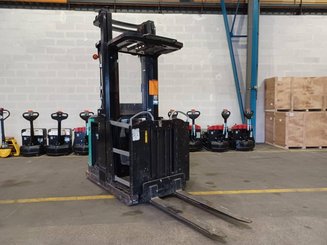 Préparateur de commandes à nacelle élevable Caterpillar NOH10N
