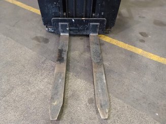 Préparateur de commandes à nacelle élevable Caterpillar NOH10N