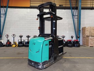 Préparateur de commandes à nacelle élevable Caterpillar NOH10N