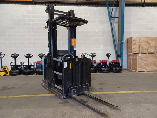 Préparateur de commandes à nacelle élevable Caterpillar NOH10N