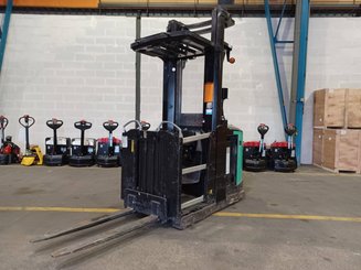 Préparateur de commandes à nacelle élevable Caterpillar NOH10N