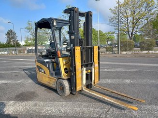 Chariot élévateur frontal 3 roues Caterpillar EP16NT