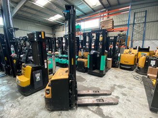 Gerbeur accompagnant Caterpillar NSP16N2