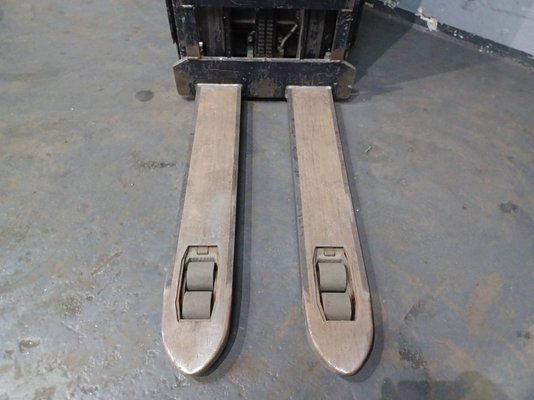 Gerbeur accompagnant Caterpillar NSV16Ni