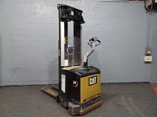 Gerbeur accompagnant Caterpillar NSV16Ni