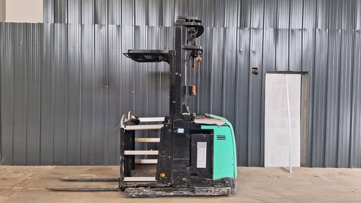 Préparateur de commandes à nacelle élevable Caterpillar NOH10N