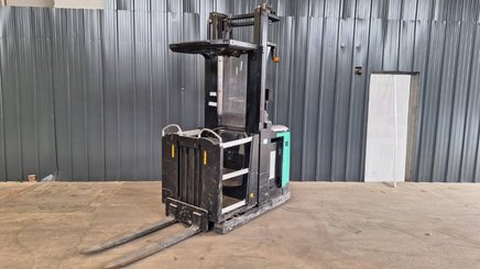 Préparateur de commandes à nacelle élevable Caterpillar NOH10N
