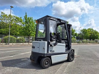 Chariot élévateur frontal 4 roues Yale ERP30