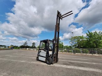 Chariot élévateur frontal 4 roues Yale ERP30