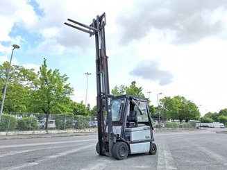 Chariot élévateur frontal 4 roues Yale ERP30