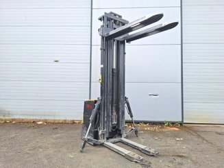 Gerbeur accompagnant Caterpillar NSP16N2