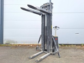 Gerbeur accompagnant Caterpillar NSP16N2