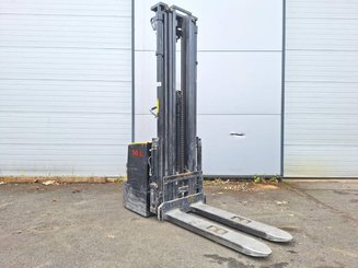 Gerbeur accompagnant Caterpillar NSP16N2