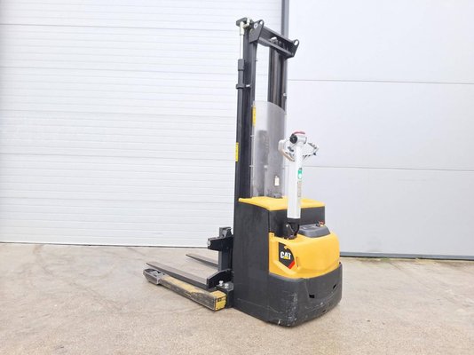 Gerbeur à bras encadrants Caterpillar NSP16N2S
