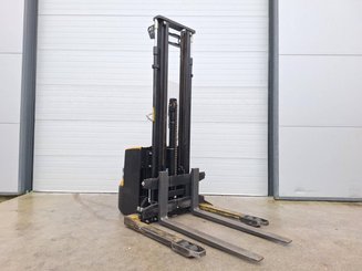 Gerbeur à bras encadrants Caterpillar NSP16N2S