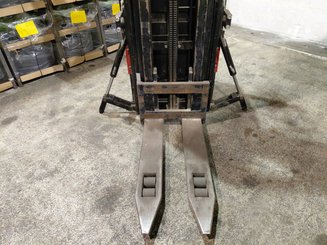Gerbeur porté debout Caterpillar NSR20N