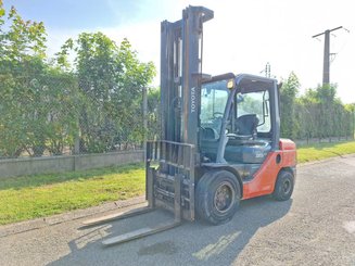 Chariot élévateur frontal 4 roues Toyota 52-8FDJF35D