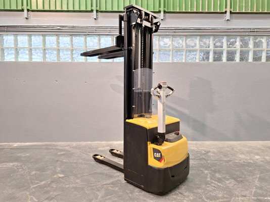 Gerbeur accompagnant Caterpillar NSP16N2