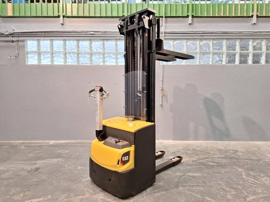 Gerbeur accompagnant Caterpillar NSP16N2