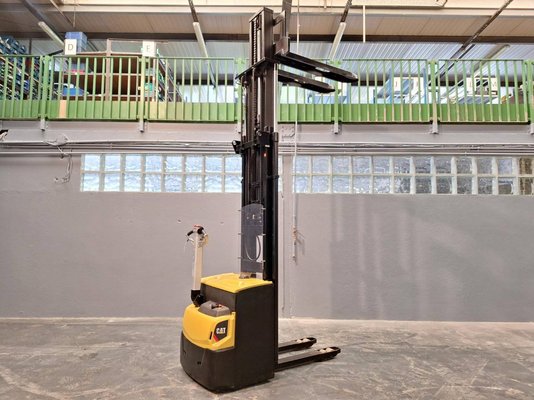 Gerbeur accompagnant Caterpillar NSP16N2