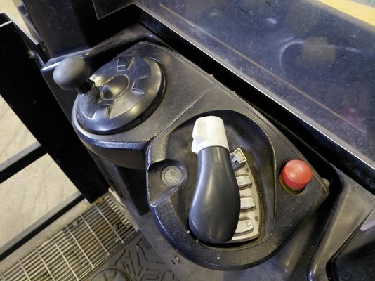 Préparateur de commandes à nacelle élevable Caterpillar NOH10N