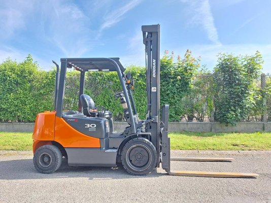 Chariot élévateur frontal 4 roues Doosan D30S 5
