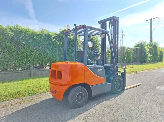 Chariot élévateur frontal 4 roues Doosan D30S 5