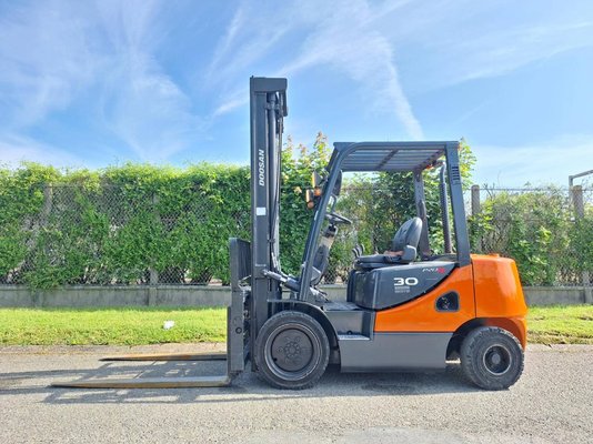 Chariot élévateur frontal 4 roues Doosan D30S 5