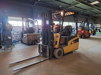 Chariot élévateur frontal 3 roues Caterpillar EP18NT