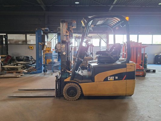 Chariot élévateur frontal 3 roues Caterpillar EP18NT