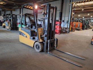Chariot élévateur frontal 3 roues Caterpillar EP18NT