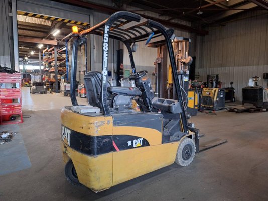 Chariot élévateur frontal 3 roues Caterpillar EP18NT