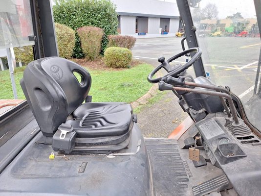 Chariot élévateur frontal 4 roues Toyota 02-7FD40