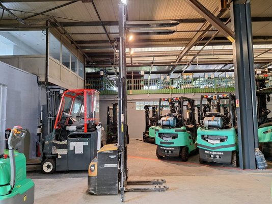 Gerbeur accompagnant Caterpillar NSP16N2