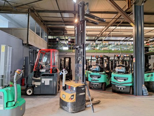 Gerbeur accompagnant Caterpillar NSP16N2