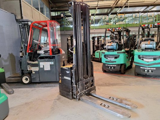 Gerbeur accompagnant Caterpillar NSP16N2