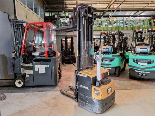 Gerbeur accompagnant Caterpillar NSP16N2